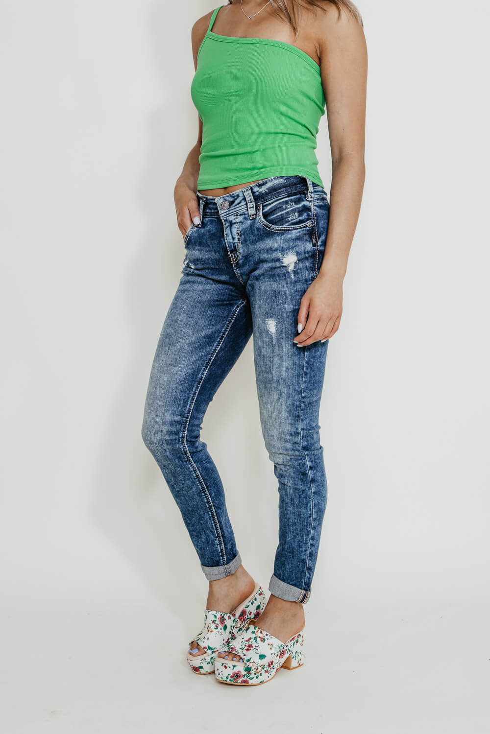 712 Slim Women's Jeans - Medium Wash