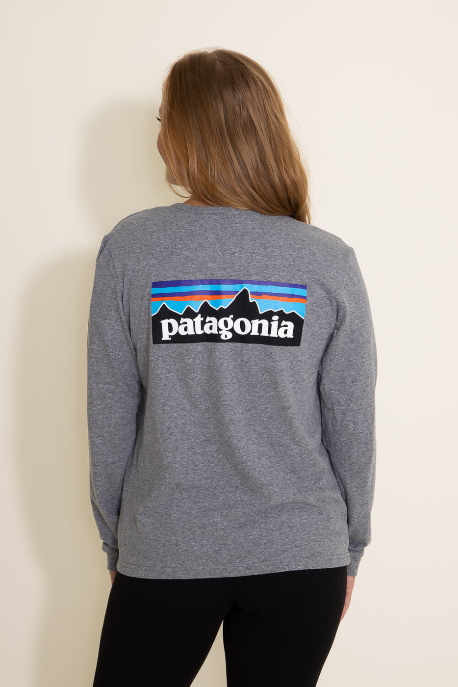 Patagonia Women\'s Long Heather Gre – in Responsibili-Tee Glik\'s P-6 Logo Sleeve
