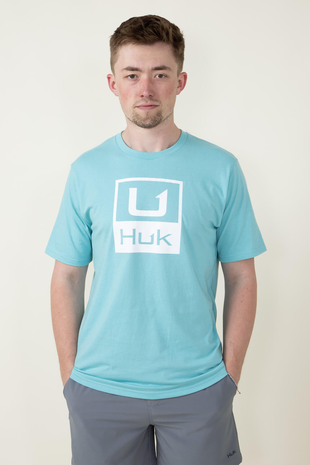 https://www.gliks.com/cdn/shop/files/huk-fishing-huk-stacked-logo-t-shirt-men-blue-H1000427-372-MARINEBLUE-1.jpg?v=1712060988
