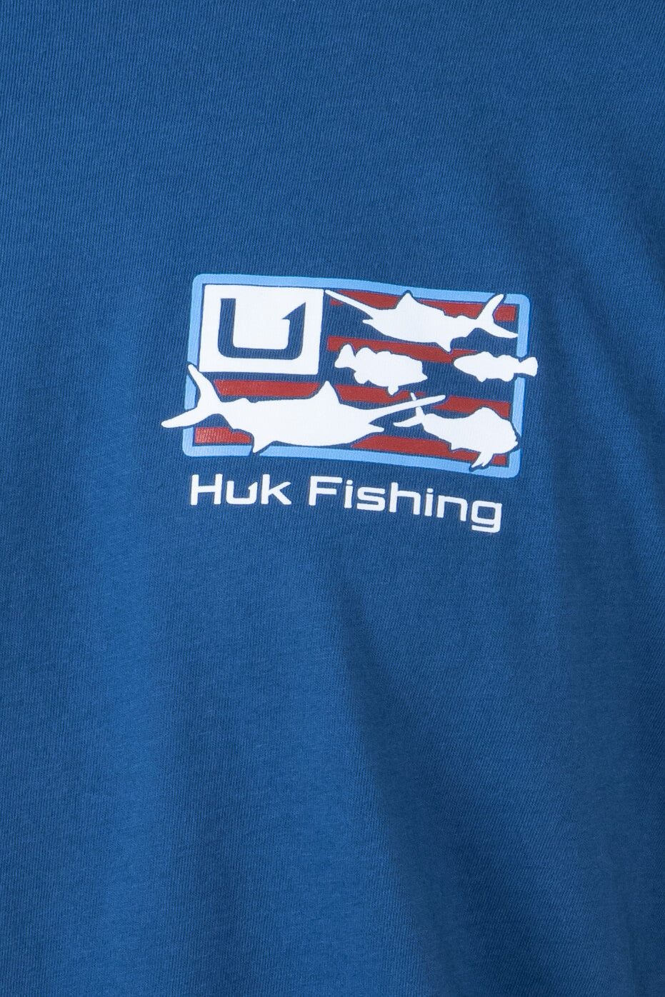 https://www.gliks.com/cdn/shop/files/huk-fishing-trophy-flag-t-shirt-men-set-sail-blue-H1000499-489-SETSAIL-2.jpg?v=1712061784